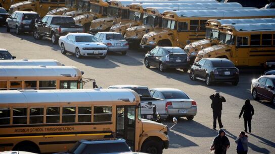 Varios autobuses escolares permanecen fuera de servicio por el cierre de escuelas en EEUU