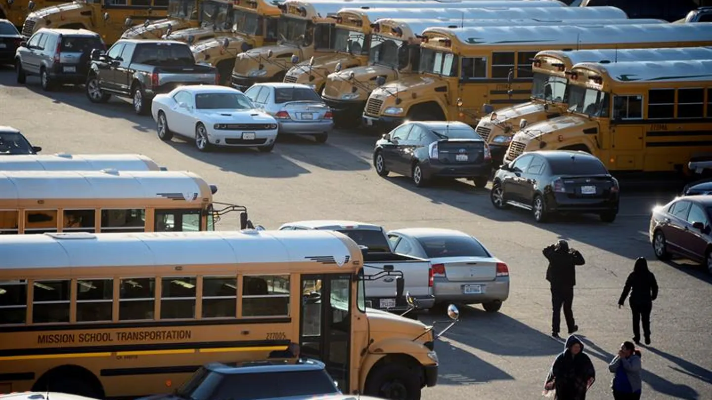 Varios autobuses escolares permanecen fuera de servicio por el cierre de escuelas en EEUU Varios autobuses escolares permanecen fuera de servicio por el cierre de escuelas en EEUU