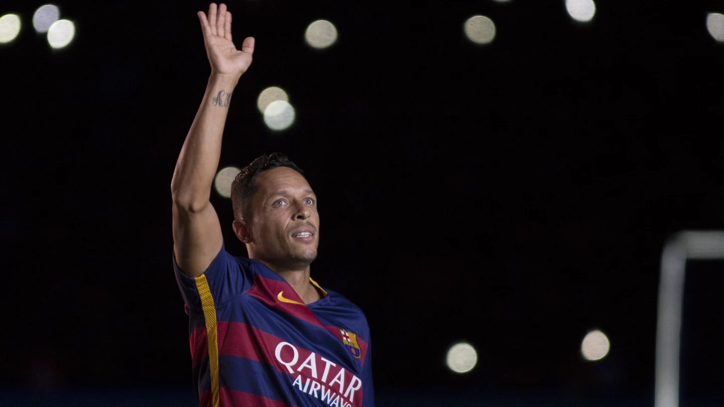 Adriano Correia, el lateral del F.C Barcelona, saludando a la afición Adriano Correia, el lateral del F.C Barcelona, saludando a la afición