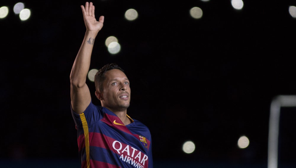 Adriano Correia, el lateral del F.C Barcelona, saludando a la afición
