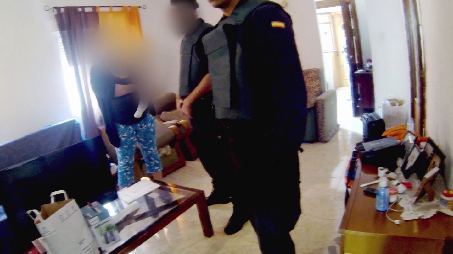 Una detenida responde a los agentes de la Guardia Civil en un domicilio de una organizaci&oacute;n criminal