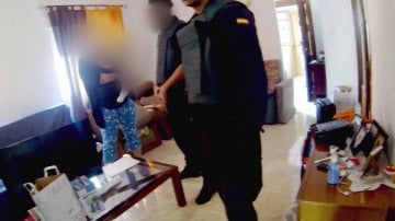 Una detenida responde a los agentes de la Guardia Civil en un domicilio de una organización criminal