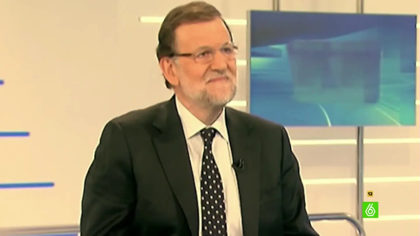 Mariano Rajoy ve el debate del 7D por televisión para responder a los saludos de los candidatos Mariano Rajoy ve el debate del 7D por televisión para responder a los saludos de los candidatos