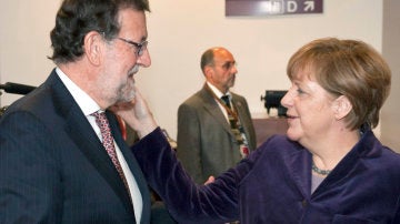 Merkel da su apoyo a Rajoy