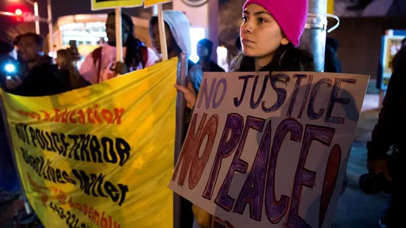 Varios manifestantes protestan contra la policía de Chicago