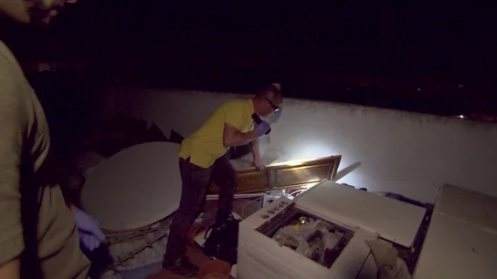 Los agentes dan con la mujer intentando deshacerse de pruebas Los agentes dan con la mujer intentando deshacerse de pruebas