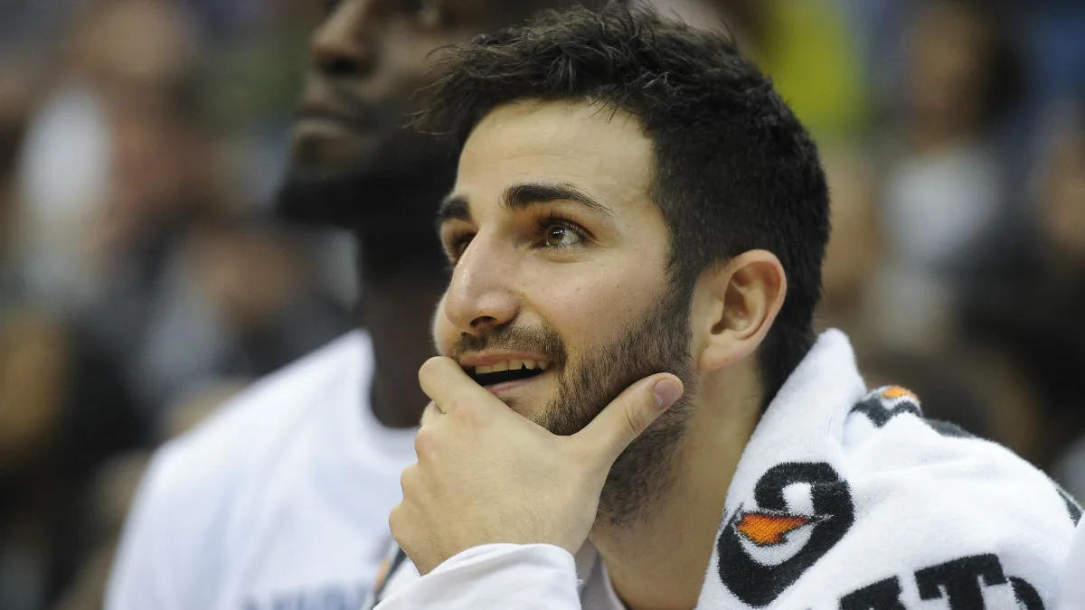 Ricky Rubio observa el juego desde el banquillo