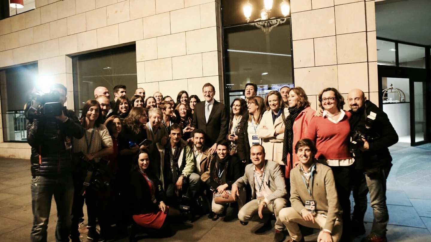 El equipo de prensa de la caravana electoral del PP junto a Mariano Rajoy El equipo de prensa de la caravana electoral del PP junto a Mariano Rajoy