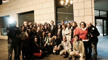 El equipo de prensa de la caravana electoral del PP junto a Mariano Rajoy