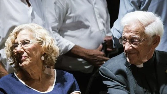 Manuela Carmena y el padre Ángel en un acto del Ayuntamiento Manuela Carmena y el padre Ángel en un acto del Ayuntamiento