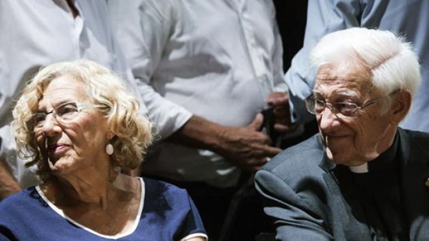 Manuela Carmena y el padre Ángel en un acto del Ayuntamiento Manuela Carmena y el padre Ángel en un acto del Ayuntamiento
