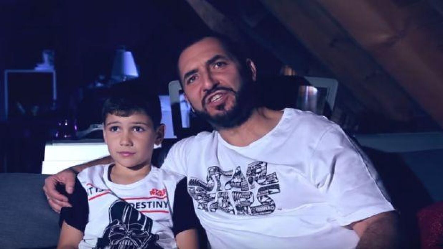 Padre e hijo viendo una pel&iacute;cula de Star Wars