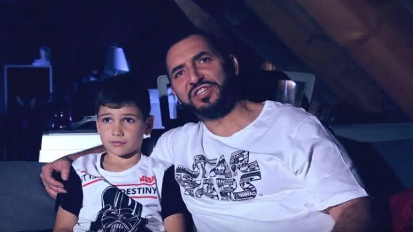 Padre e hijo viendo una película de Star Wars Padre e hijo viendo una película de Star Wars