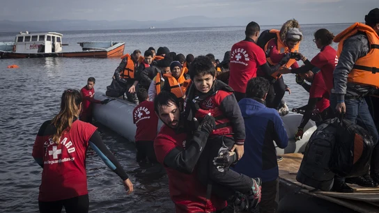 Una barca con refugiados llega a las costas de Lesbos Una barca con refugiados llega a las costas de Lesbos