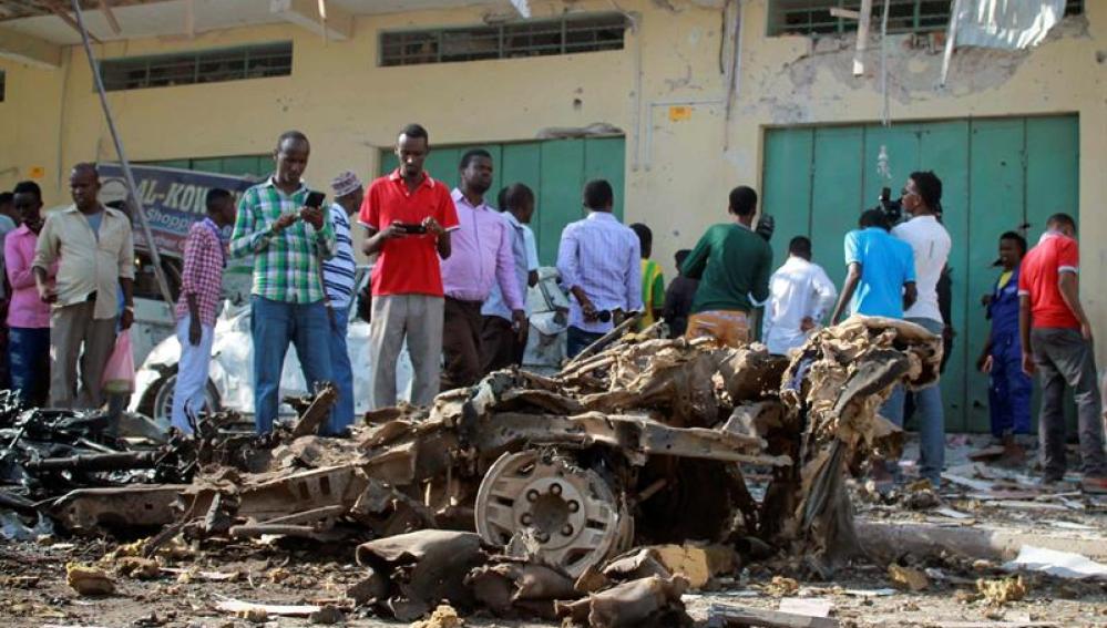 Restos del ataque con coche bomba en Somalia