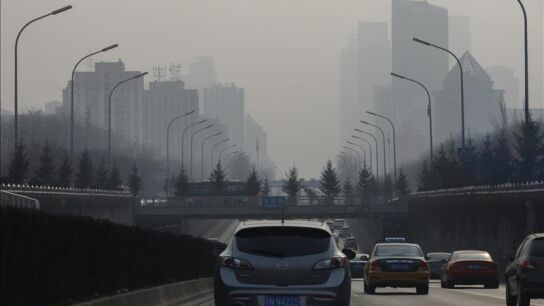 Vista de un horizonte brumoso en una calle principal en Beijing, China