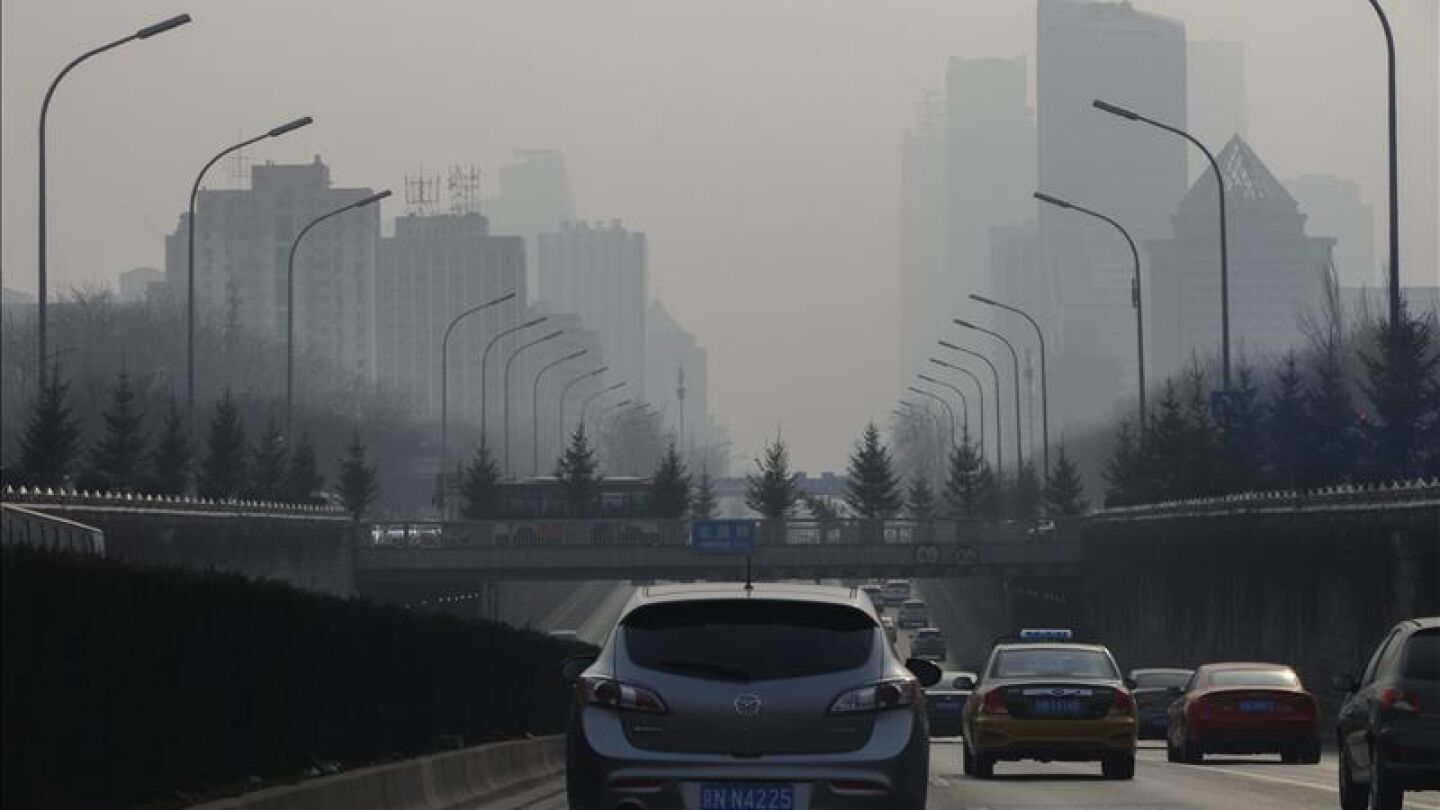Vista de un horizonte brumoso en una calle principal en Beijing, China