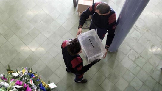 Trabajadores de los almacenes de Barcelona colocan una urna