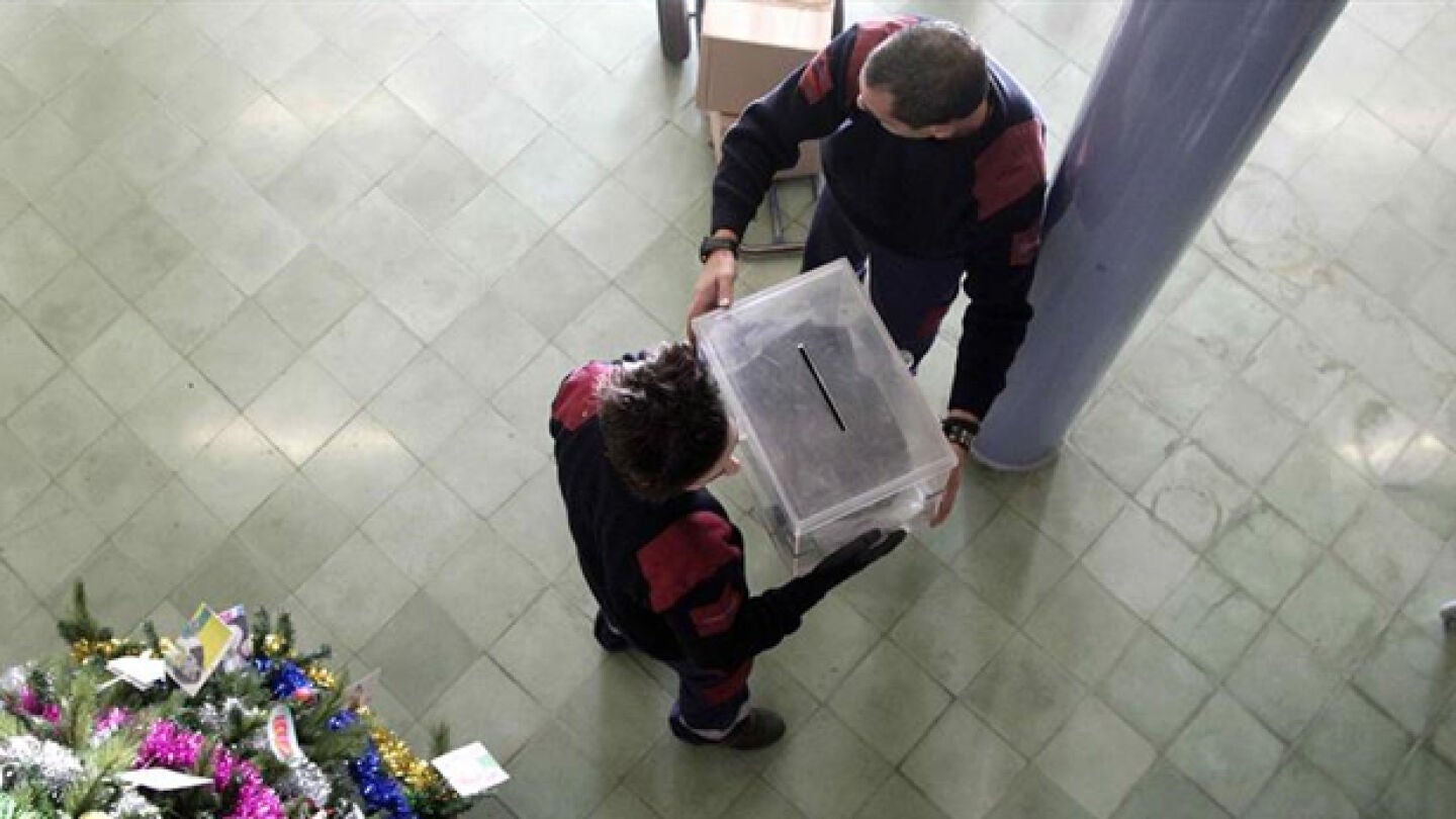 Trabajadores de los almacenes de Barcelona colocan una urna