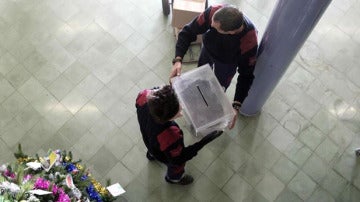 Trabajadores de los almacenes de Barcelona colocan una urna
