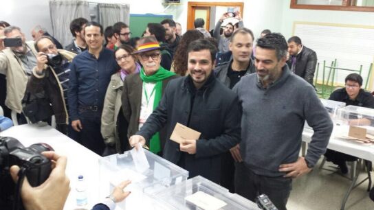 Alberto Garz&oacute;n vota en el 20D