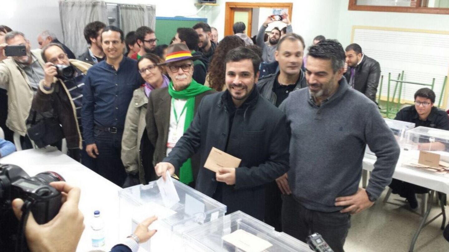 Alberto Garz&oacute;n vota en el 20D