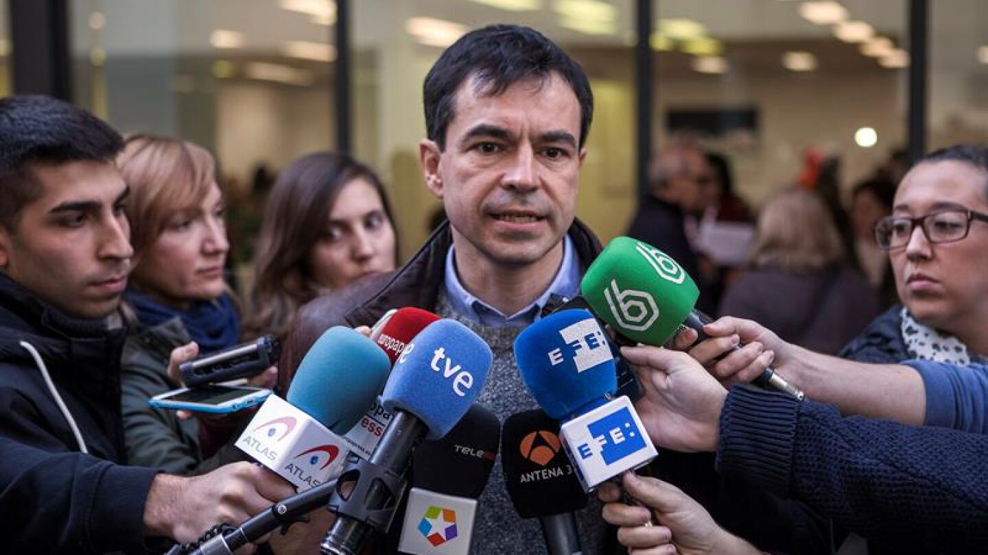 Andr&eacute;s Herzog ante la prensa tras votar