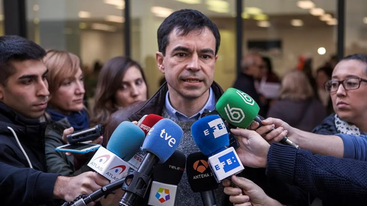 Andrés Herzog ante la prensa tras votar Andrés Herzog ante la prensa tras votar