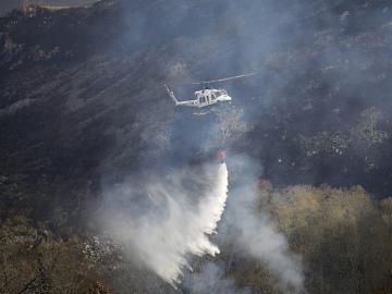 Labores de extinción en Fresneda, Cantabria Labores de extinción en Fresneda, Cantabria