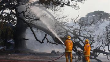 Los bomberos intentan extinguir el incendio de Australia