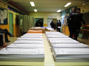 Papeletas en un colegio electoral | Archivo