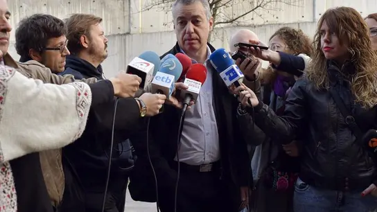 íñigo Urkullu ante la prensa después de votar íñigo Urkullu ante la prensa después de votar