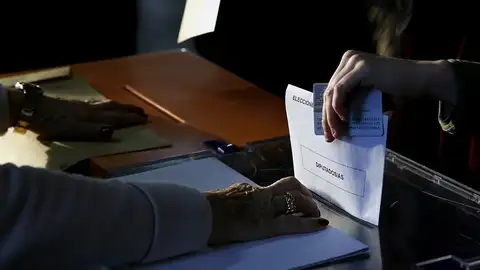 Personas introduciendo su voto Personas introduciendo su voto