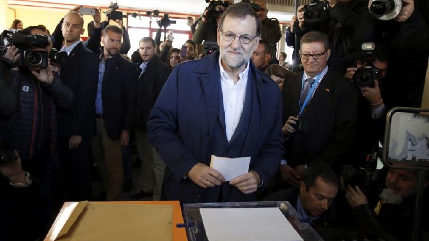 Mariano Rajoy ejerce su derecho al voto en un colegio de Aravaca en el 20D