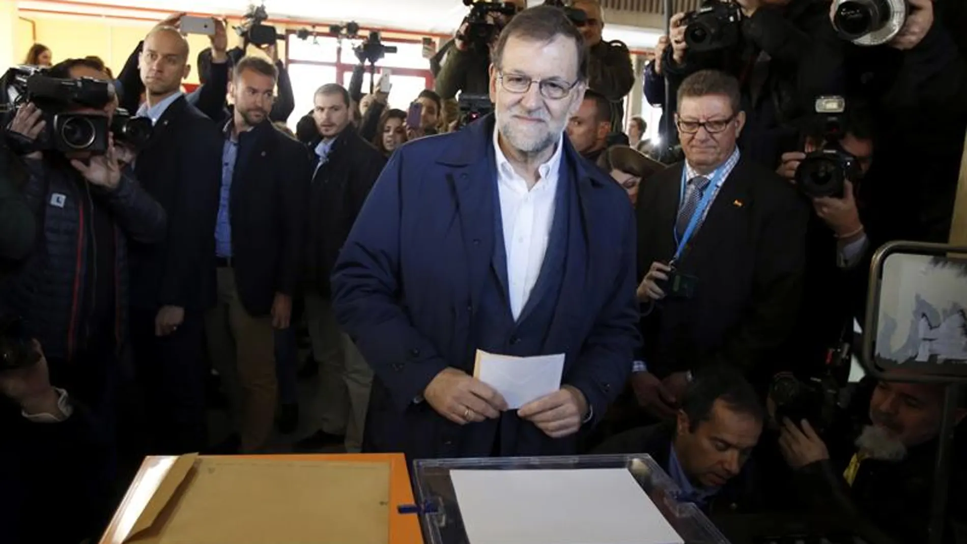 Mariano Rajoy ejerce su derecho al voto en un colegio de Aravaca en el 20D