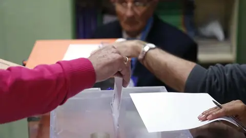 Votando en la jornada electoral del 20D Votando en la jornada electoral del 20D