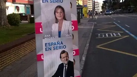 Vallas de UPYD con carteles del PP encima Vallas de UPYD con carteles del PP encima