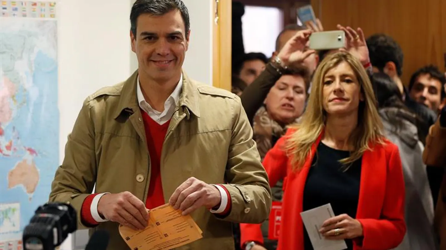 Pedro Sánchez ha acudido a las urnas junto a su mujer Pedro Sánchez ha acudido a las urnas junto a su mujer