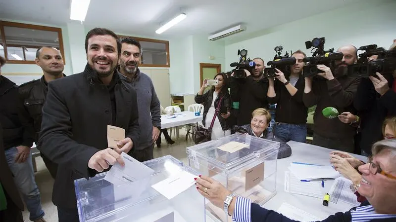 Alberto Garzón vota en el 20D