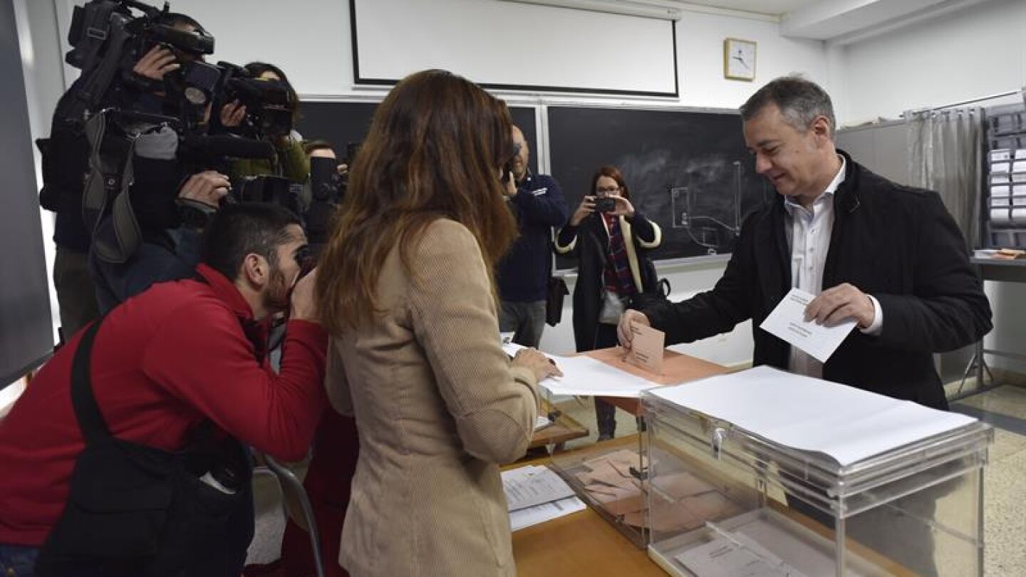 &iacute;&ntilde;igo Urkullu votando en las elecciones generales