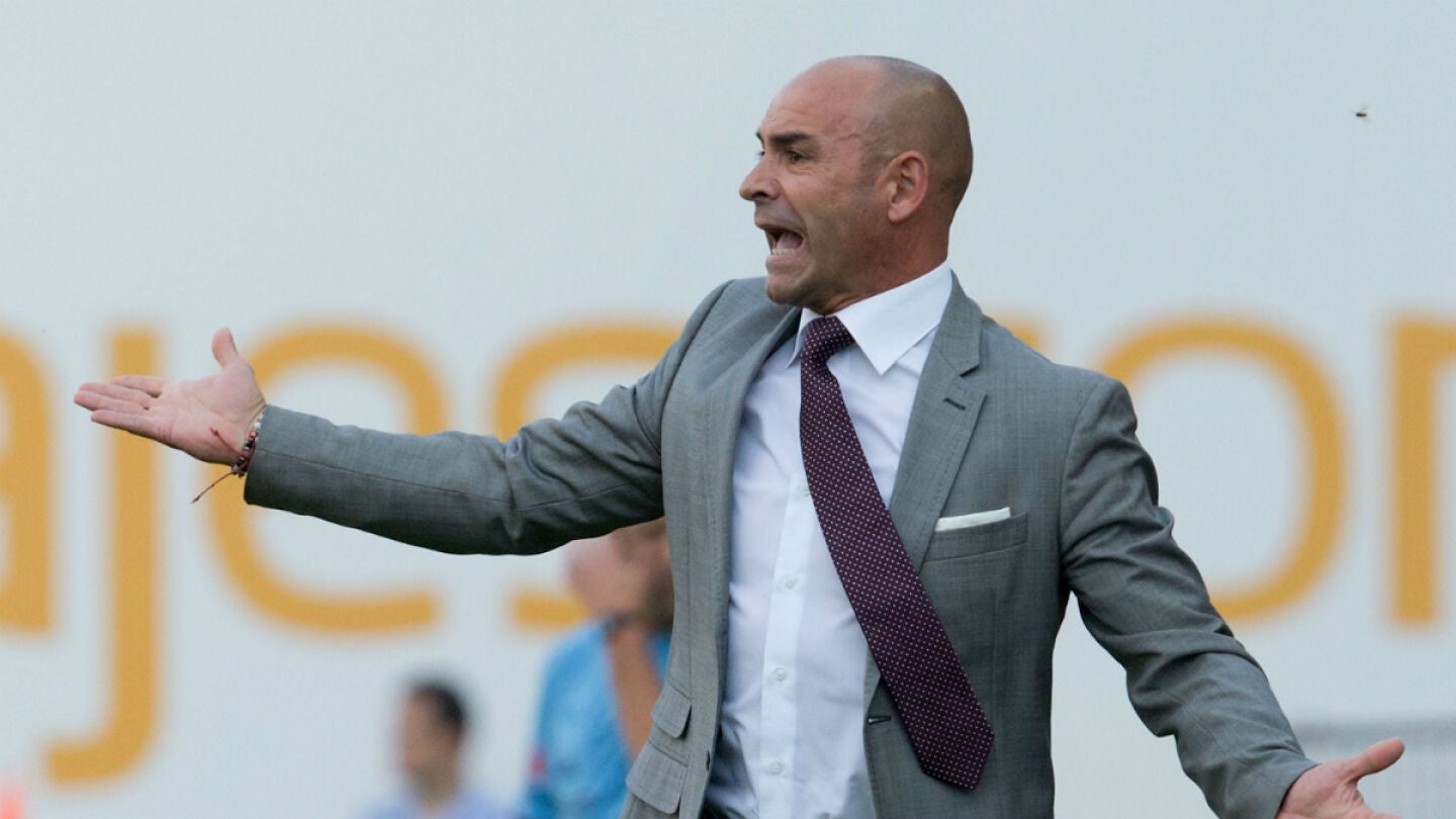 Paco J&eacute;mez gesticula en la banda