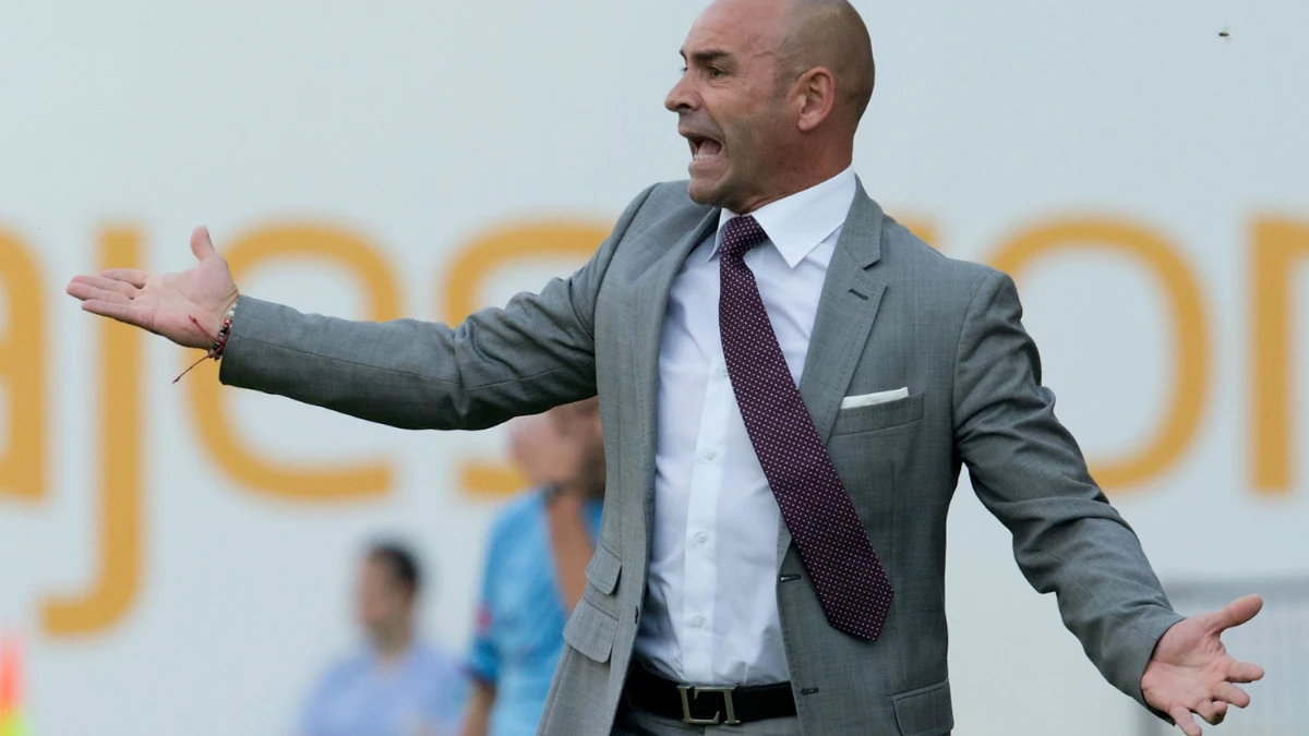 Paco Jémez gesticula en la banda Paco Jémez gesticula en la banda