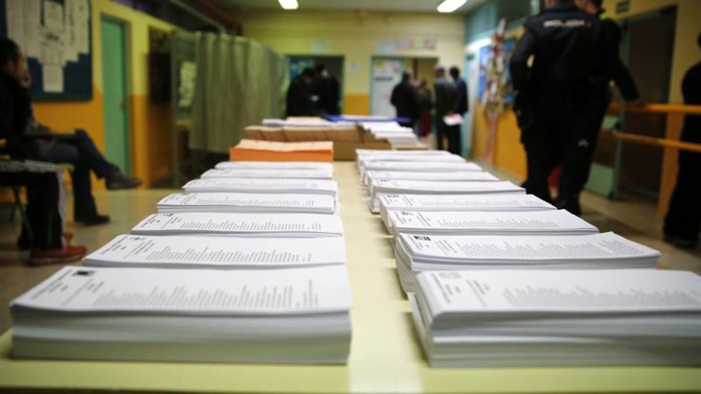 Papeletas de los diferentes partidos al Congreso y al Senado dispuestas en el colegio electoral Rep&uacute;plica de Ecuador, en Carabanchel, para los comicios generales de hoy, 20D. Los colegios electorales de la ciudad de Madrid ser&aacute;n los &uacute;nicos de Espa&ntilde;a en disponer de un sistema de mesas electr&oacute;nicas que acelerar&aacute;n el recuento de votos y para lo que se han distribuido hoy ordenadores e impresoras en 3.305 mesas de la capital