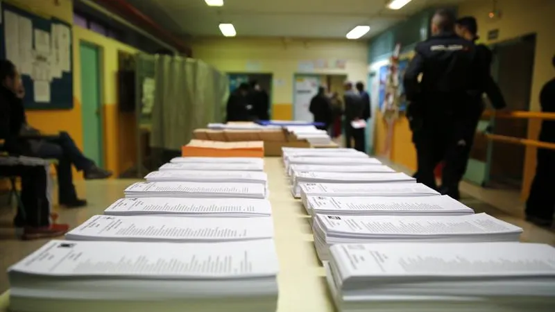 Papeletas de los diferentes partidos al Congreso y al Senado dispuestas en el colegio electoral Repúplica de Ecuador, en Carabanchel, para los comicios generales de hoy, 20D. Los colegios electorales de la ciudad de Madrid serán los únicos de España en disponer de un sistema de mesas electrónicas que acelerarán el recuento de votos y para lo que se han distribuido hoy ordenadores e impresoras en 3.305 mesas de la capital