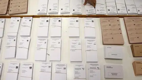 Montaje de mesas electorales El Ayuntamiento de Pamplona ha comenzado a primera horas de esta mañana el montaje de las 200 mesas repartidas por los 23 colegios electorales que este próximo domingo funcionarán en la capital navarra