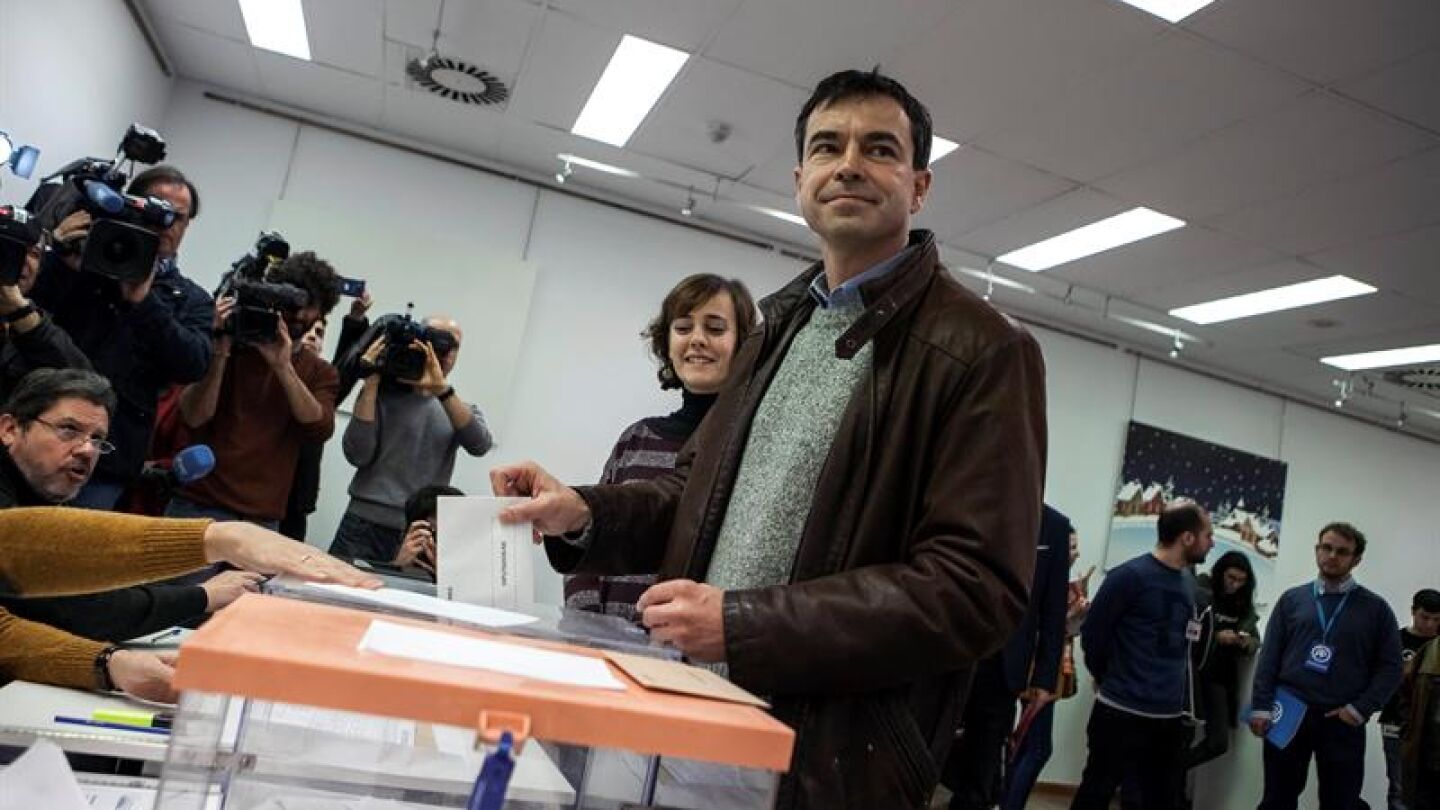 Andr&eacute;s Herzog votando