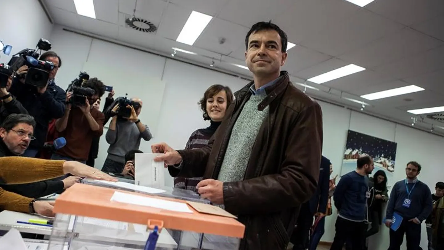 Andrés Herzog votando Andrés Herzog votando