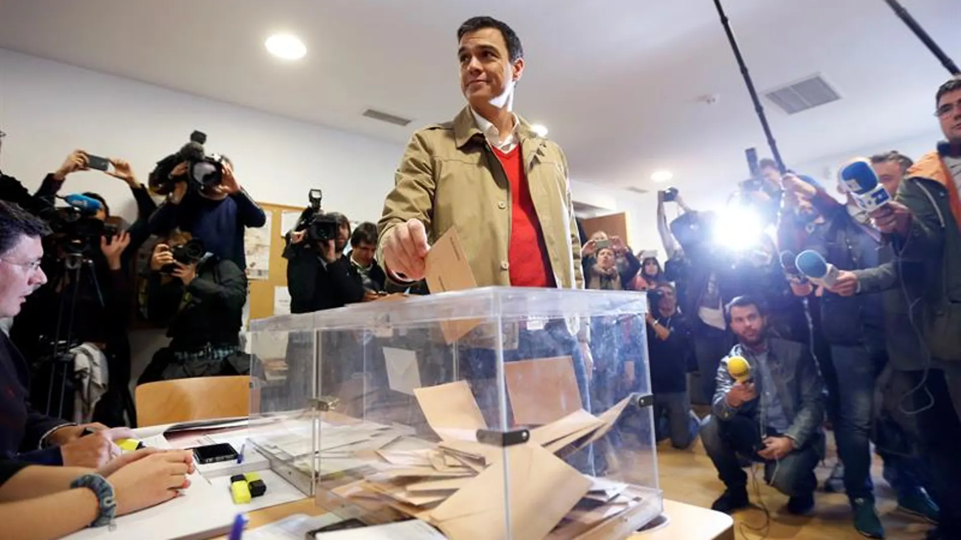 Pedro Sánchez votando en el 20D