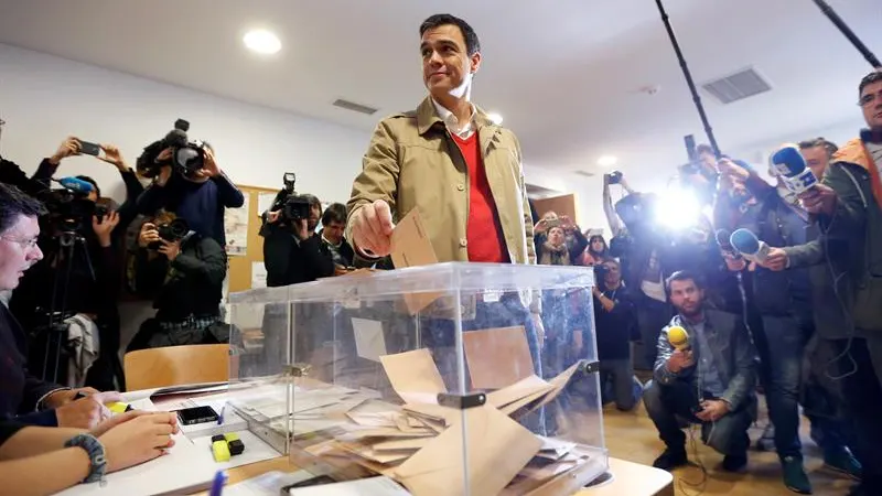 Pedro Sánchez votando en el 20D