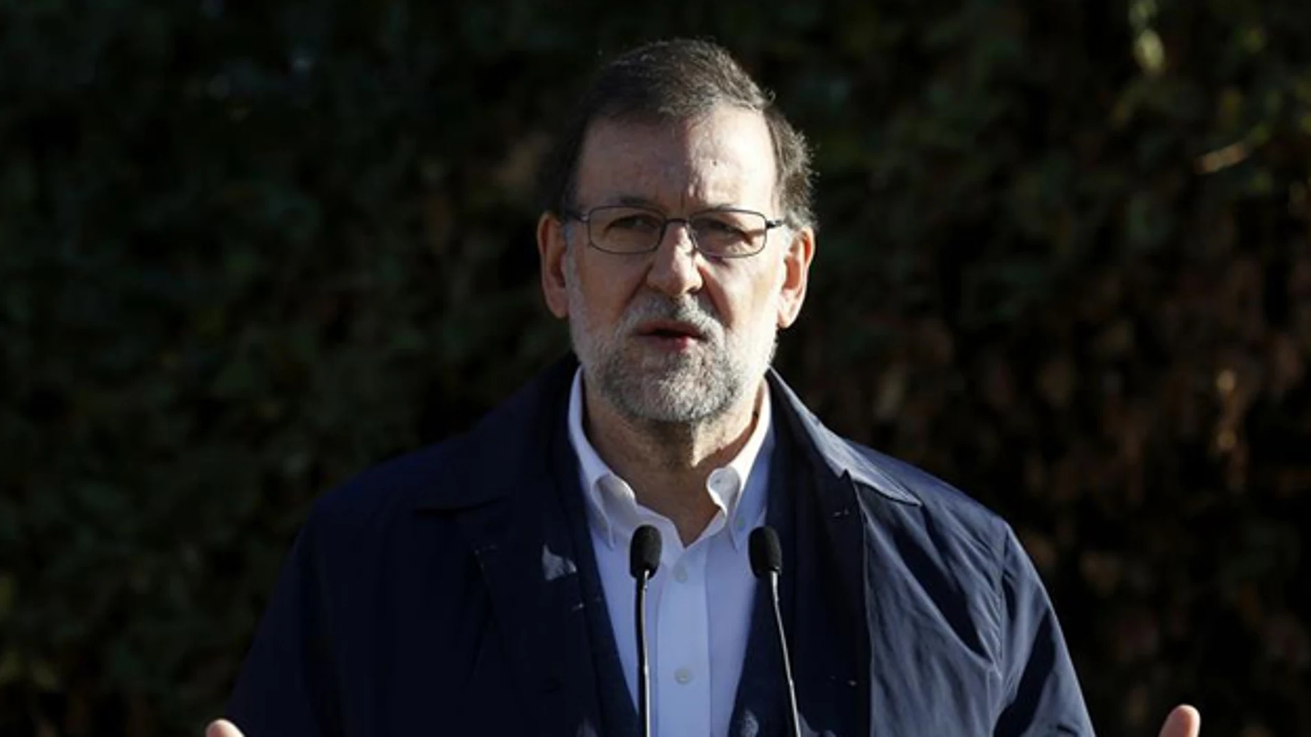 Mariano Rajoy habla con los medios